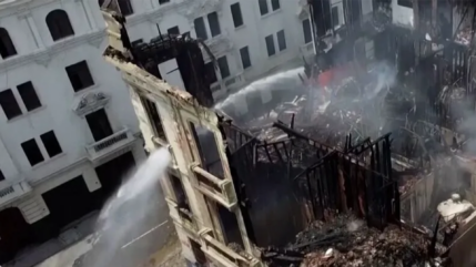 Drone realiza imagens de prédio incendiado em protesto no Peru